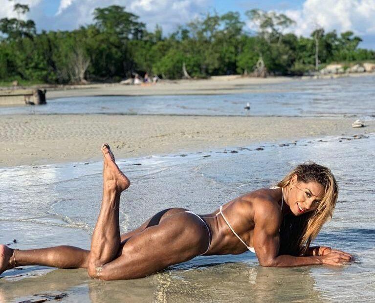 Chicas fitness Thais Cabrices Werner en la playa