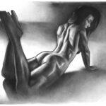 Erótica desnuda en blanco y negro con lápiz