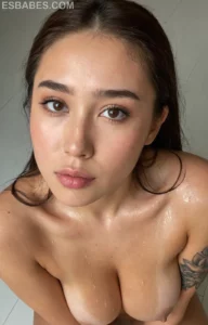 Sexy Nude Woman Selfies - Imagen IA hiperrealista