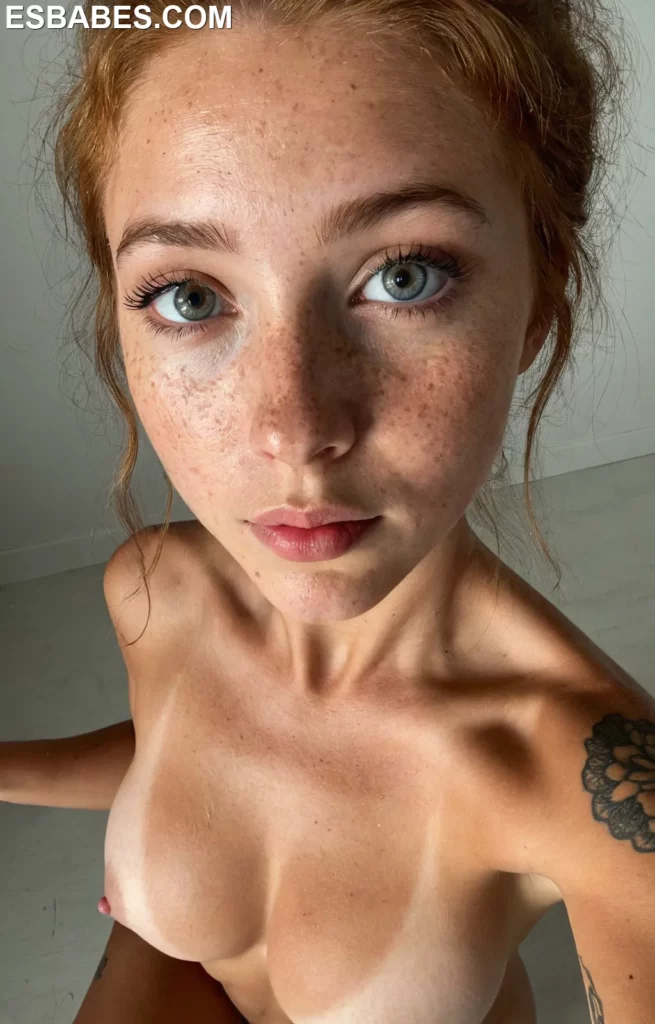 Rubia Caliente Culo Tatuado - Imagen IA hiperrealista
