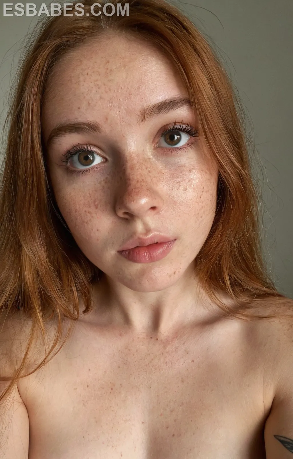 Selfie Desnuda Valentia Exposicion - Imagen hiperrealista generada con IA, detalle fotográfico